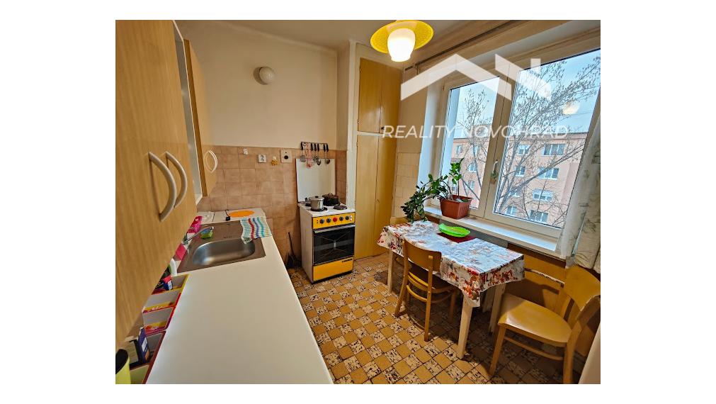 Priestranný 3-izbový tehlový byt v centre Lučenca – ideálne bývanie aj investícia