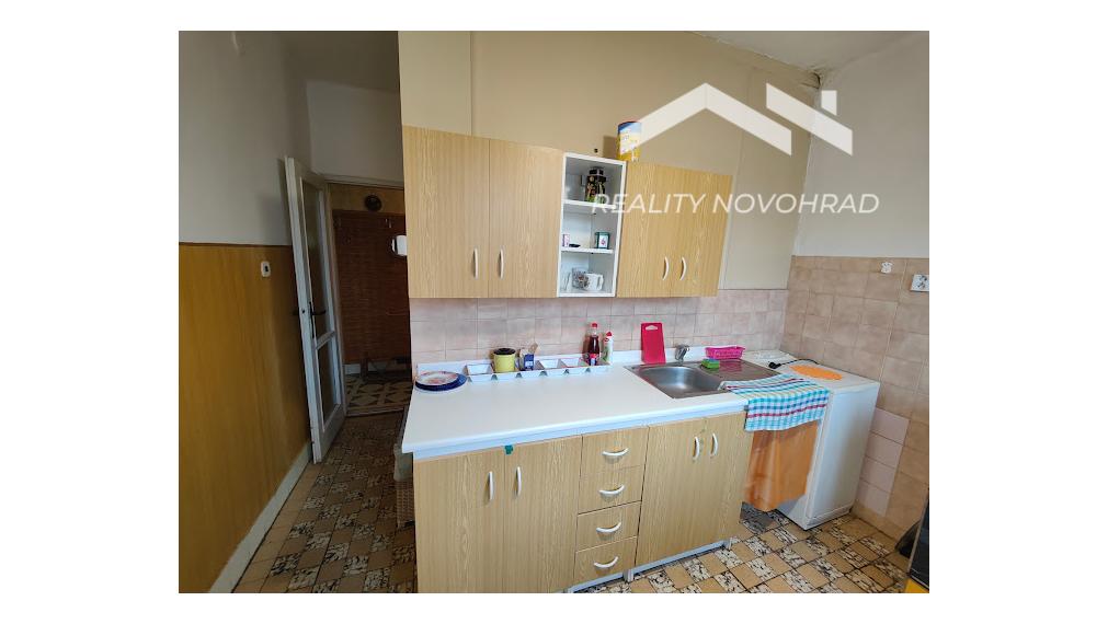 Priestranný 3-izbový tehlový byt v centre Lučenca – ideálne bývanie aj investícia