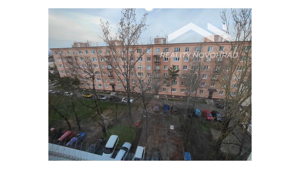 Priestranný 3-izbový tehlový byt v centre Lučenca – ideálne bývanie aj investícia