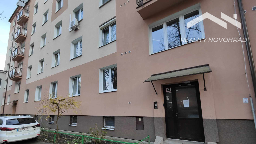 Priestranný 3-izbový tehlový byt v centre Lučenca – ideálne bývanie aj investícia