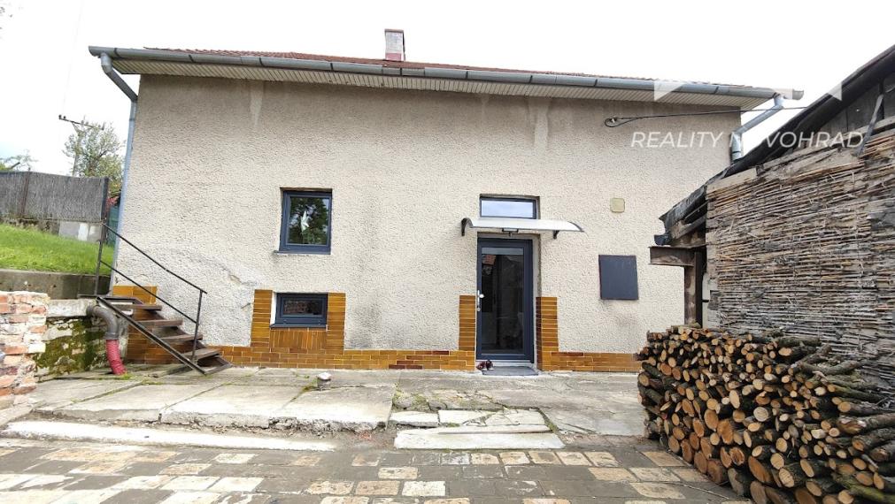 VÝNIMOČNÁ CENA ! Dvojpodlažný rodinný 1/2 dom v Cinobani za cenu bytu