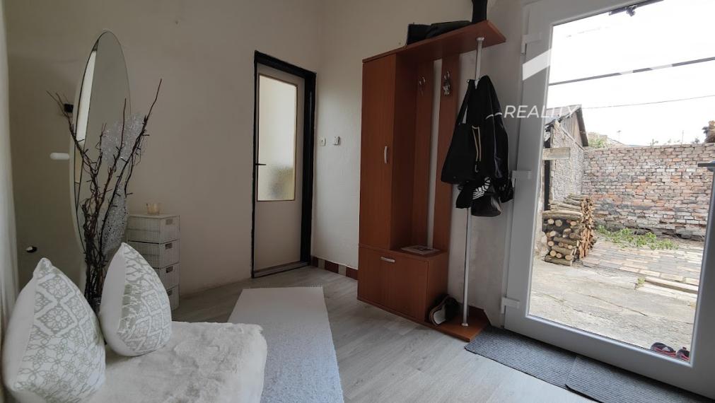 VÝNIMOČNÁ CENA ! Dvojpodlažný rodinný 1/2 dom v Cinobani za cenu bytu