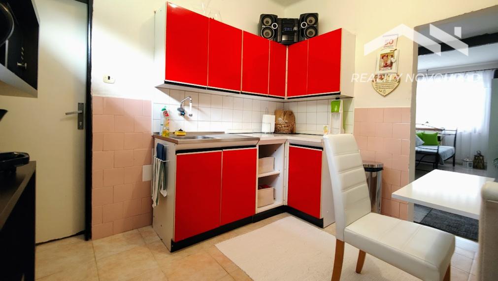 VÝNIMOČNÁ CENA ! Dvojpodlažný rodinný 1/2 dom v Cinobani za cenu bytu