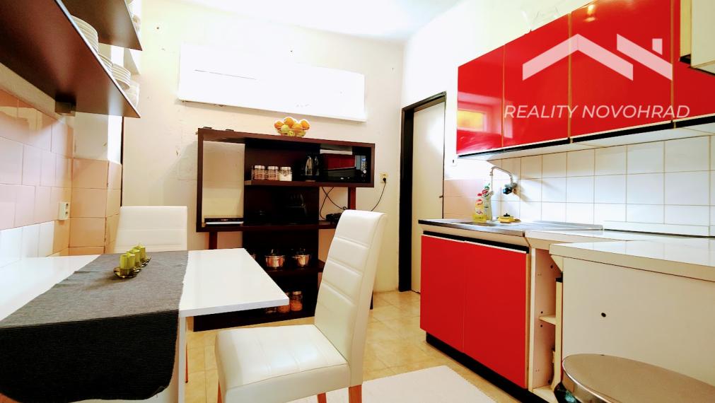 VÝNIMOČNÁ CENA ! Dvojpodlažný rodinný 1/2 dom v Cinobani za cenu bytu