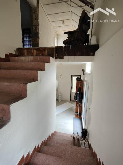 VÝNIMOČNÁ CENA ! Dvojpodlažný rodinný 1/2 dom v Cinobani za cenu bytu