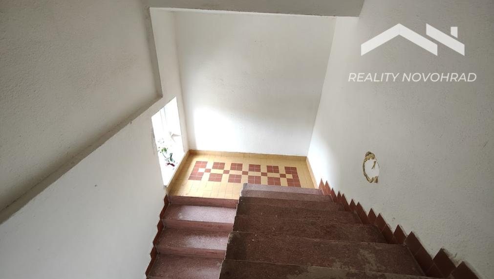 VÝNIMOČNÁ CENA ! Dvojpodlažný rodinný 1/2 dom v Cinobani za cenu bytu