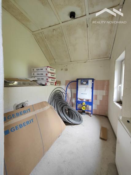 VÝNIMOČNÁ CENA ! Dvojpodlažný rodinný 1/2 dom v Cinobani za cenu bytu