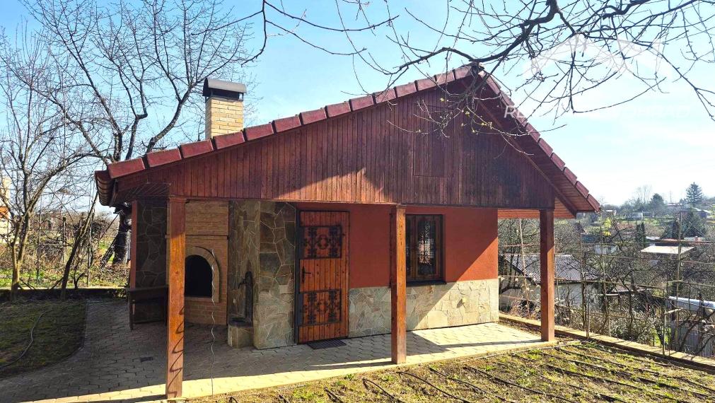 Záhradka so závlahou a murovanou chatkou na Vinici