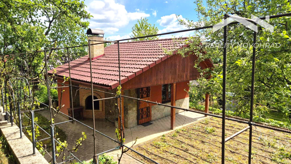 Záhradka so závlahou a murovanou chatkou na Vinici