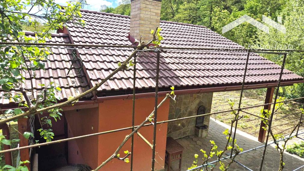 Záhradka so závlahou a murovanou chatkou na Vinici