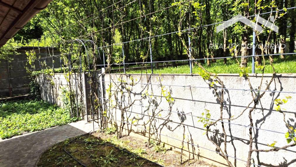 Záhradka so závlahou a murovanou chatkou na Vinici