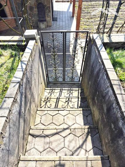 Záhradka so závlahou a murovanou chatkou na Vinici