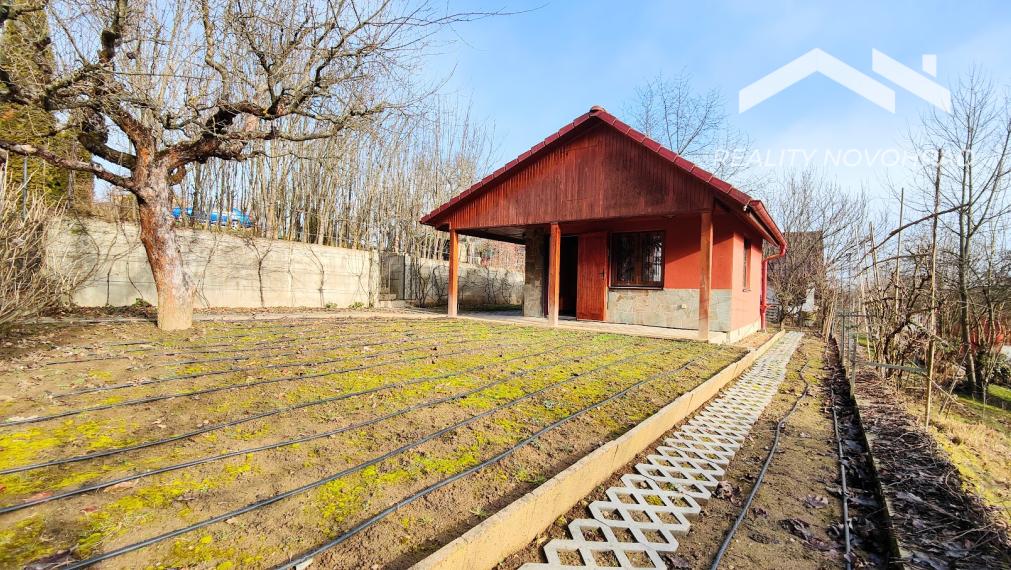 Záhradka so závlahou a murovanou chatkou na Vinici