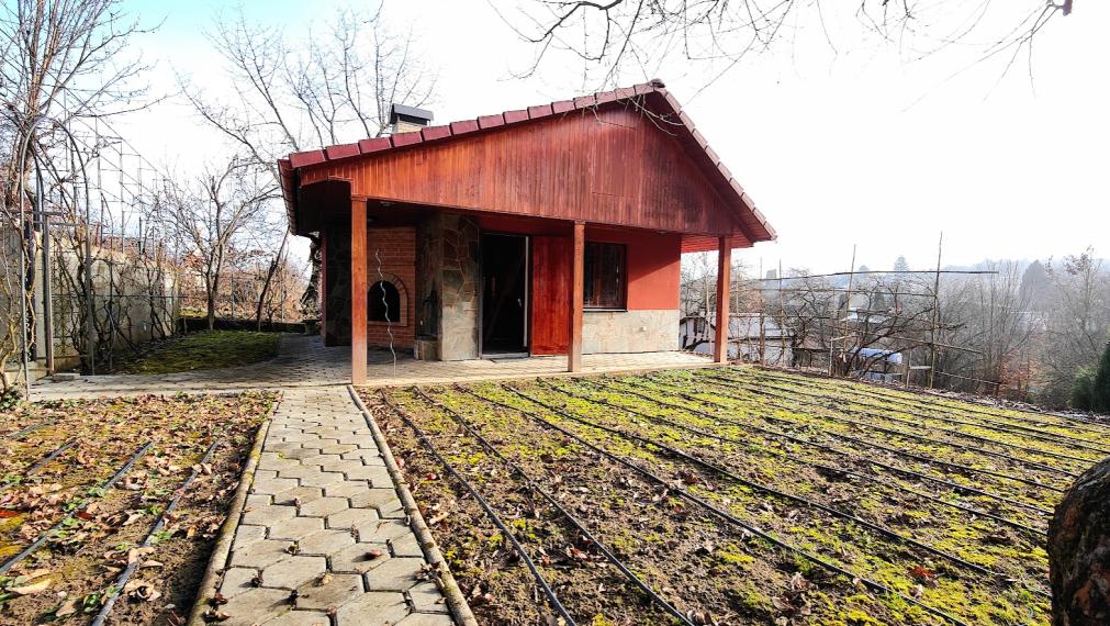 Záhradka so závlahou a murovanou chatkou na Vinici