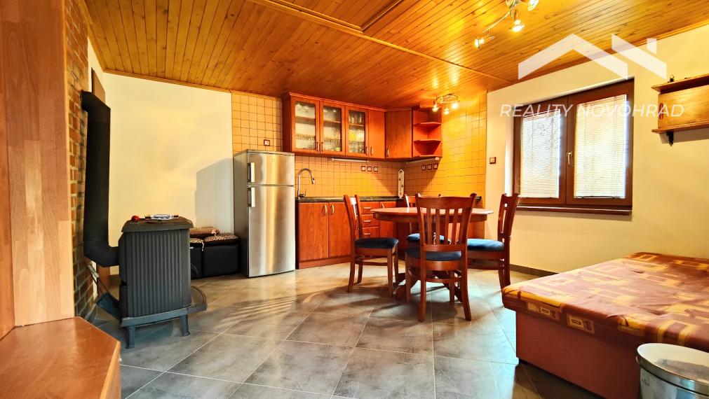 Záhradka so závlahou a murovanou chatkou na Vinici