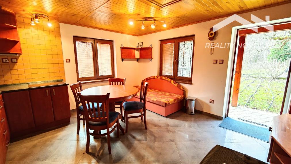 Záhradka so závlahou a murovanou chatkou na Vinici