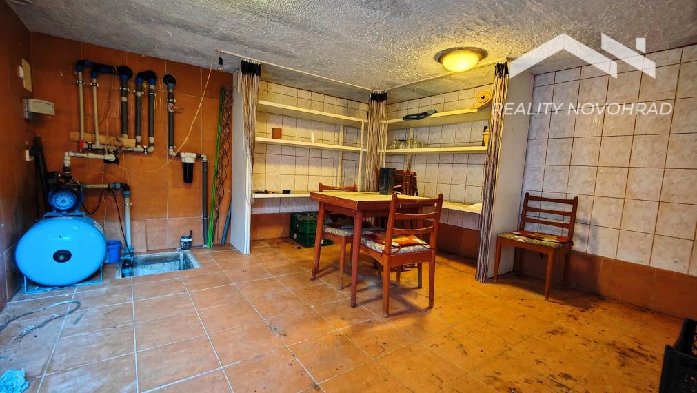 Záhradka so závlahou a murovanou chatkou na Vinici