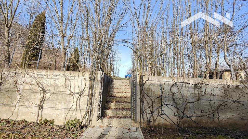 Záhradka so závlahou a murovanou chatkou na Vinici