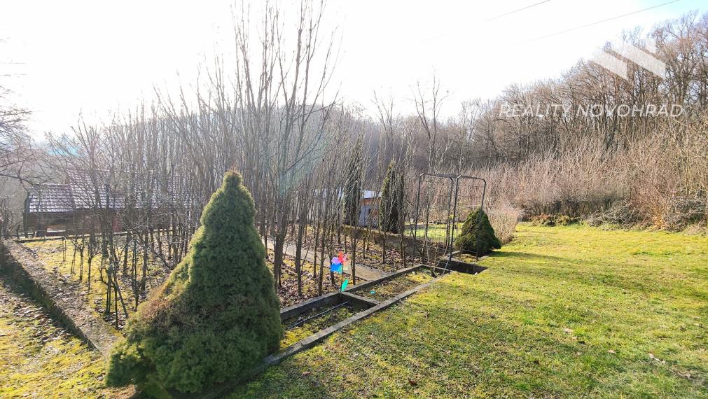 Záhradka so závlahou a murovanou chatkou na Vinici