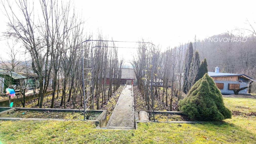 Záhradka so závlahou a murovanou chatkou na Vinici