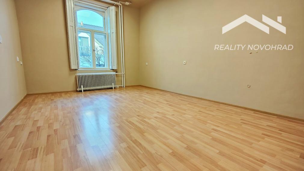 VÝNIMOČNÁ CENA ! Na prenájom dvoch miestností  v centre mesta s parkovacím miestom