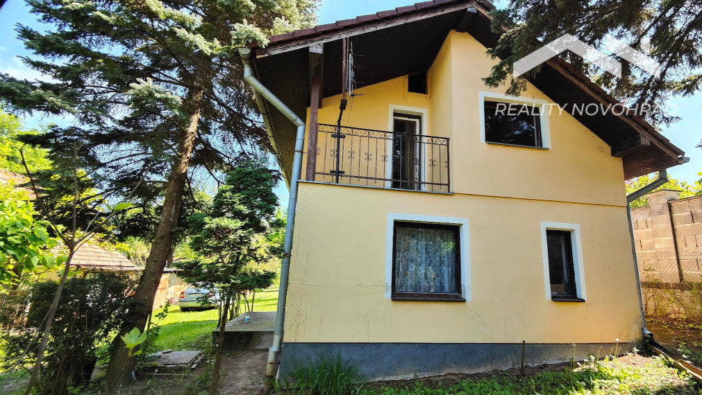 Vinica: Rozprávková záhrada s rekreačnou chatou a potenciálom celoročného bývania.