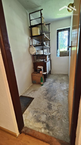 Vinica: Rozprávková záhrada s rekreačnou chatou a potenciálom celoročného bývania.