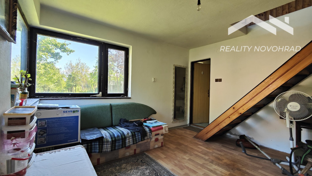 Vinica: Rozprávková záhrada s rekreačnou chatou a potenciálom celoročného bývania.