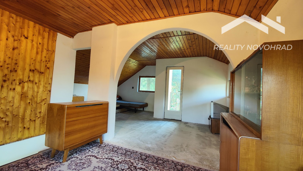 Vinica: Rozprávková záhrada s rekreačnou chatou a potenciálom celoročného bývania.