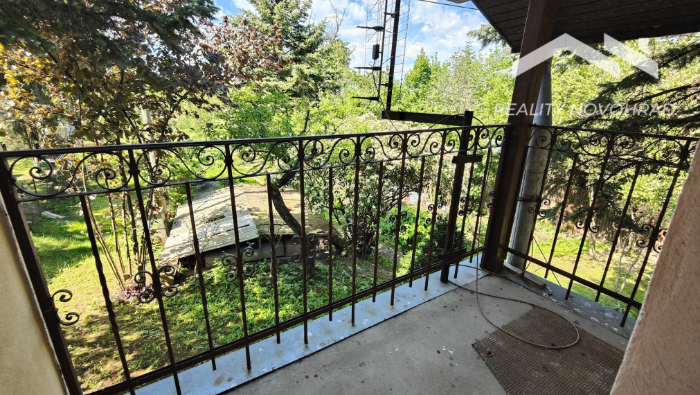 Vinica: Rozprávková záhrada s rekreačnou chatou a potenciálom celoročného bývania.