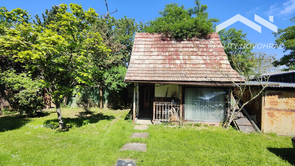 Vinica: Rozprávková záhrada s rekreačnou chatou a potenciálom celoročného bývania.