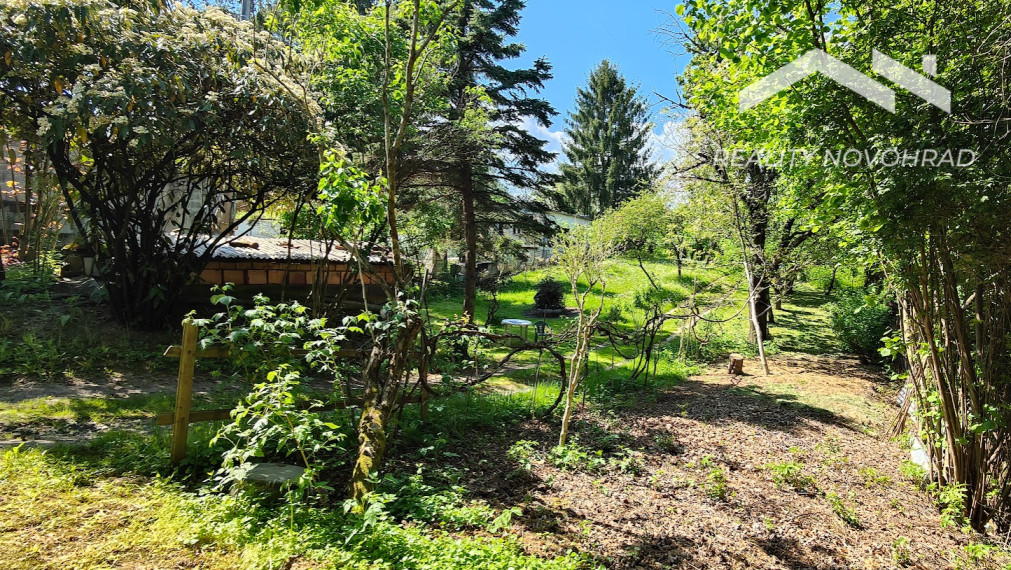 Vinica: Rozprávková záhrada s rekreačnou chatou a potenciálom celoročného bývania.