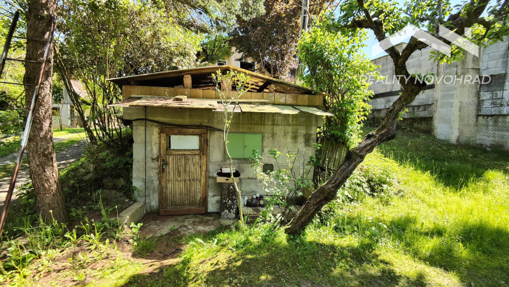 Vinica: Rozprávková záhrada s rekreačnou chatou a potenciálom celoročného bývania.