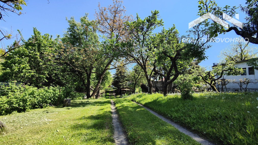 Vinica: Rozprávková záhrada s rekreačnou chatou a potenciálom celoročného bývania.