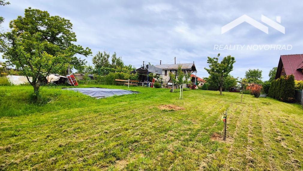 Súkromný raj na Vinici: Rozľahlá slnečná záhrada s chatkou a rodinným sadom – váš pokojný únik!