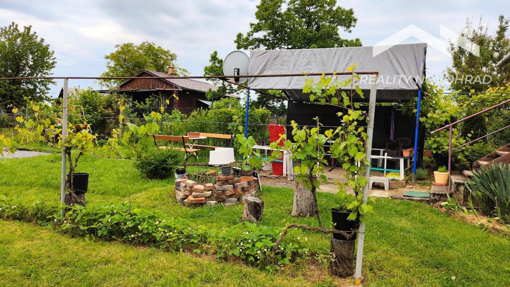 Súkromný raj na Vinici: Rozľahlá slnečná záhrada s chatkou a rodinným sadom – váš pokojný únik!