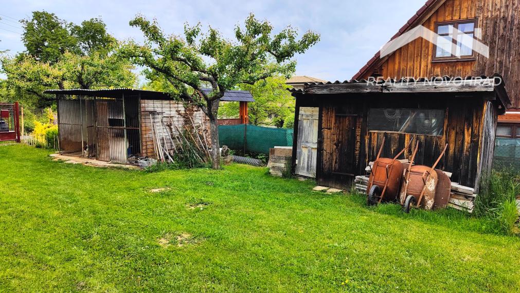Súkromný raj na Vinici: Rozľahlá slnečná záhrada s chatkou a rodinným sadom – váš pokojný únik!