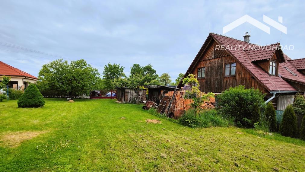 Súkromný raj na Vinici: Rozľahlá slnečná záhrada s chatkou a rodinným sadom – váš pokojný únik!