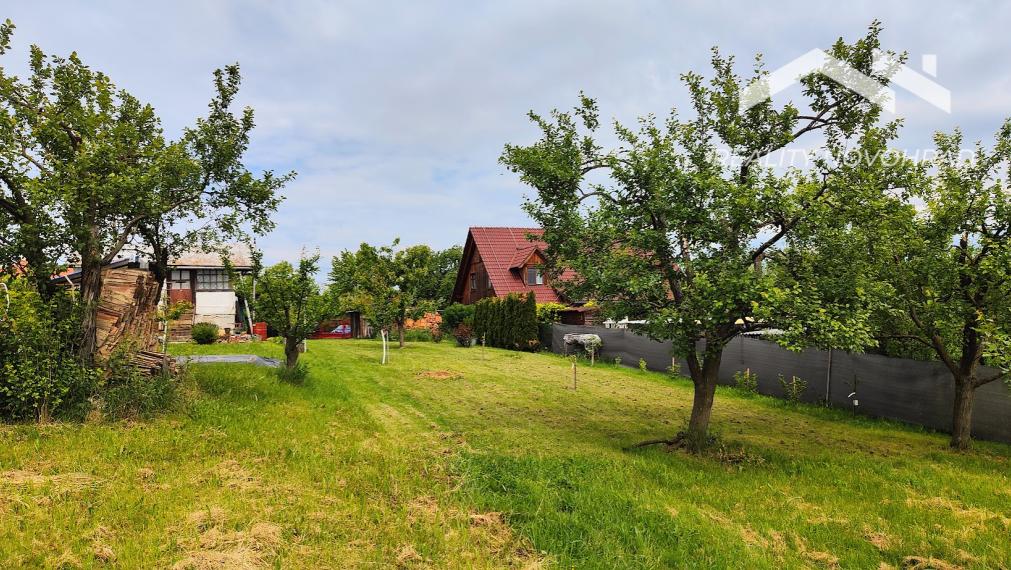 Súkromný raj na Vinici: Rozľahlá slnečná záhrada s chatkou a rodinným sadom – váš pokojný únik!