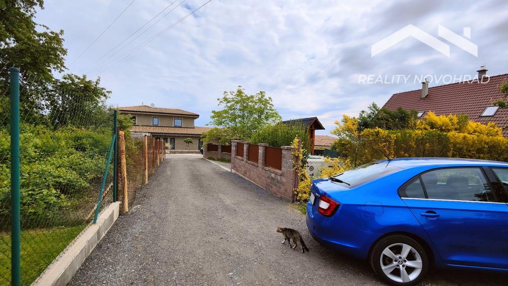 Súkromný raj na Vinici: Rozľahlá slnečná záhrada s chatkou a rodinným sadom – váš pokojný únik!