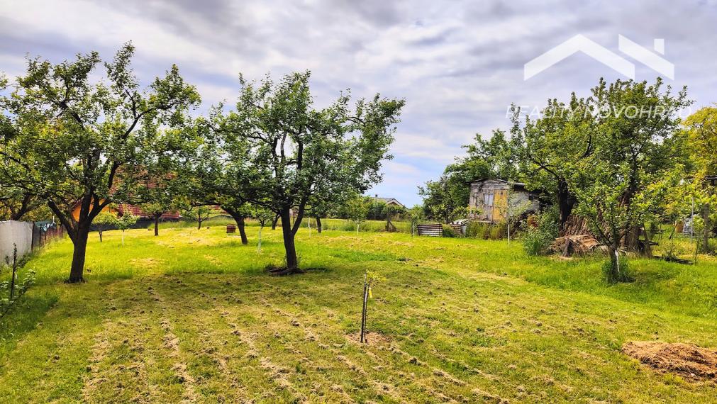 Súkromný raj na Vinici: Rozľahlá slnečná záhrada s chatkou a rodinným sadom – váš pokojný únik!