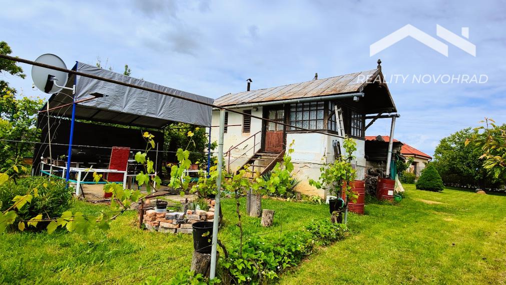 Súkromný raj na Vinici: Rozľahlá slnečná záhrada s chatkou a rodinným sadom – váš pokojný únik!