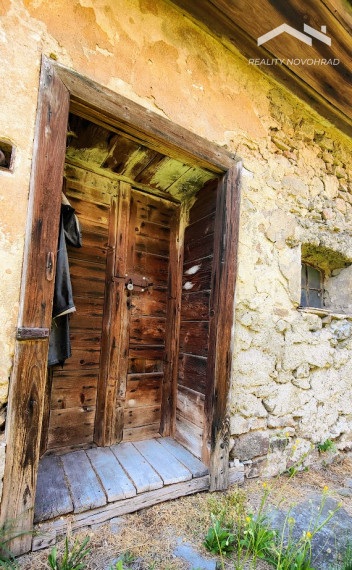 Exkluzívne u Nás: Váš Vidiecky Raj v Malebnej Budinej – Gánkový Dom s Obrovským Potenciálom