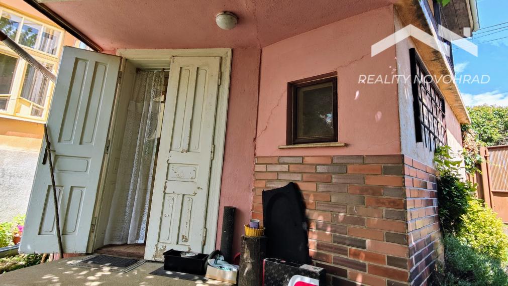 Charizmatický Dom s Príbehom, Históriou a nádherným Pozemkom v Uhorskom