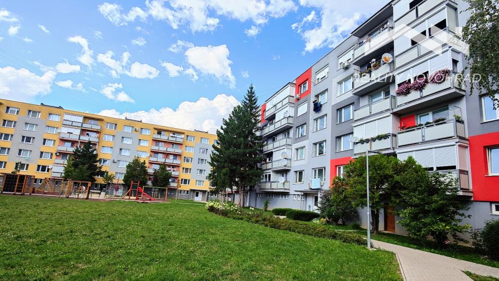 POZOR AKCIOVÁ CENA : Dizajnový 3-izbový byt v novom štýle s klimatizáciou. Pripravený na nasťahovanie.