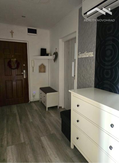 POZOR AKCIOVÁ CENA : Dizajnový 3-izbový byt v novom štýle s klimatizáciou. Pripravený na nasťahovanie.