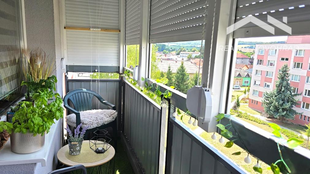 POZOR AKCIOVÁ CENA : Dizajnový 3-izbový byt v novom štýle s klimatizáciou. Pripravený na nasťahovanie.