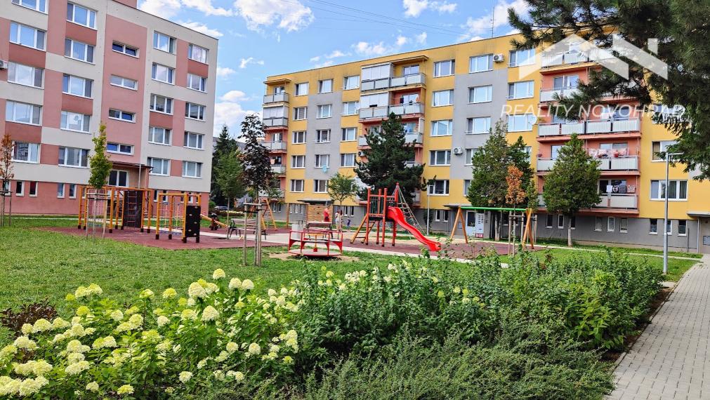 POZOR AKCIOVÁ CENA : Dizajnový 3-izbový byt v novom štýle s klimatizáciou. Pripravený na nasťahovanie.