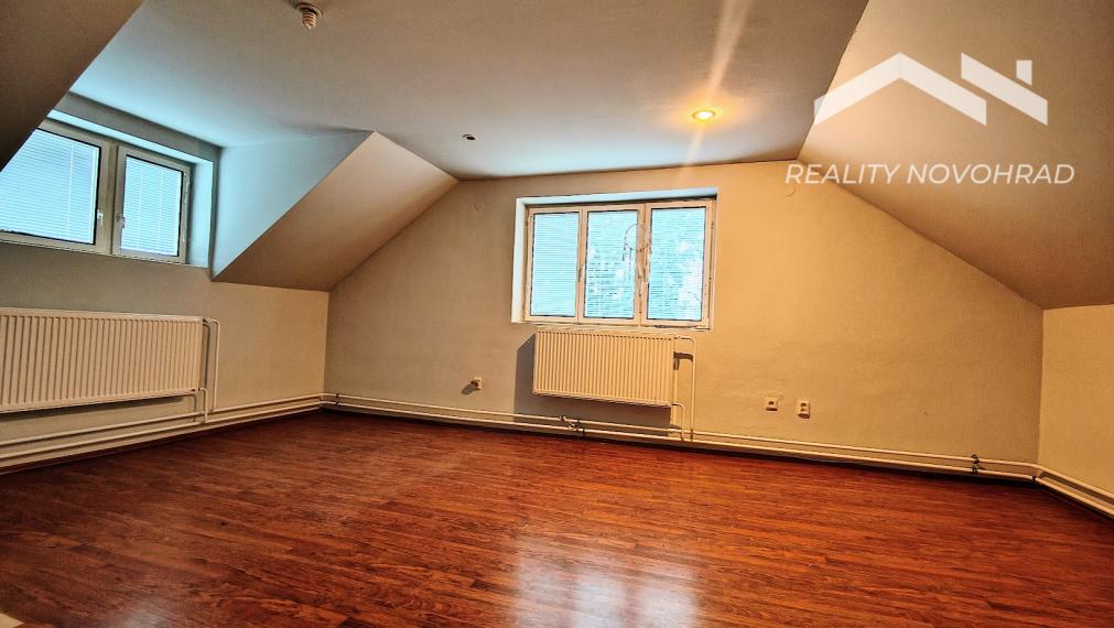 Fiľakovo – Polyfunkčný objekt s Veľkým Potenciálom: Gastro, Ubytovanie aj Služby