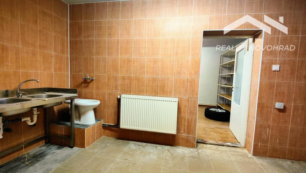 Fiľakovo – Polyfunkčný objekt s Veľkým Potenciálom: Gastro, Ubytovanie aj Služby